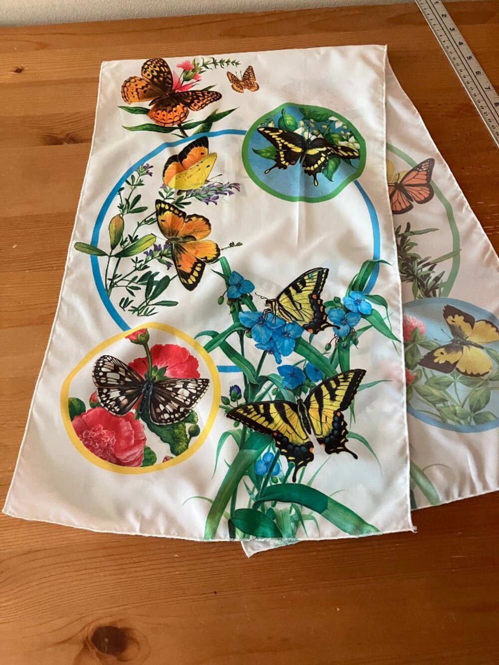 VTG Scarf 1977 National Wildlife Federation White Floral/Butterfly Size 12,5x42